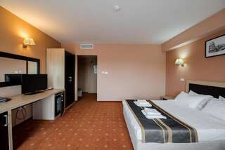 Отель Hotel Oxford Inns&Suites Тимишоара Двухместный номер бизнес-класса с 2 отдельными кроватями и балконом-2
