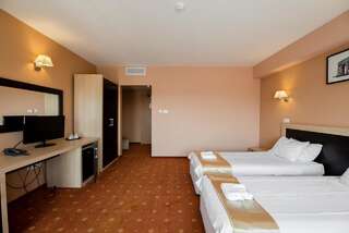 Отель Hotel Oxford Inns&Suites Тимишоара Двухместный номер бизнес-класса с 2 отдельными кроватями и балконом-4