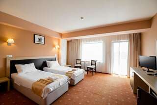 Отель Hotel Oxford Inns&Suites Тимишоара Двухместный номер бизнес-класса с 2 отдельными кроватями и балконом-5