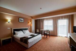 Отель Hotel Oxford Inns&Suites Тимишоара Номер бизнес-класса с кроватью размера «king-size»-4