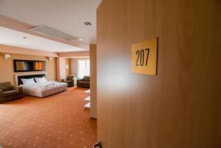 Отель Hotel Oxford Inns&Suites Тимишоара Суперлюкс с балконом-1