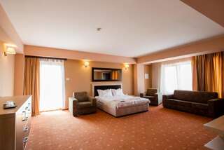 Отель Hotel Oxford Inns&Suites Тимишоара Представительский люкс с террасой-1