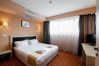 Отель Hotel Oxford Inns&Suites Тимишоара Номер бизнес-класса с кроватью размера «king-size»-5