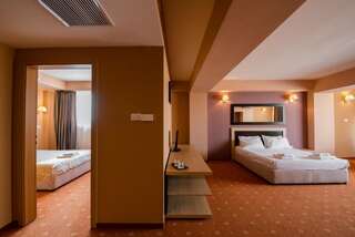 Отель Hotel Oxford Inns&Suites Тимишоара Семейный люкс с террасой-4