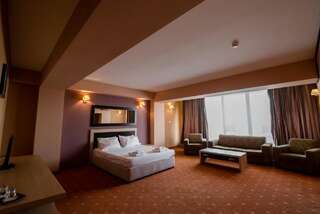Отель Hotel Oxford Inns&Suites Тимишоара Представительский люкс с террасой-4