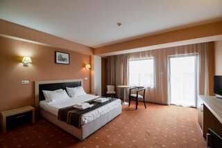 Отель Hotel Oxford Inns&Suites Тимишоара Номер бизнес-класса с кроватью размера «king-size»-1