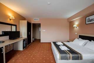 Отель Hotel Oxford Inns&Suites Тимишоара Двухместный номер бизнес-класса с 2 отдельными кроватями и балконом-7
