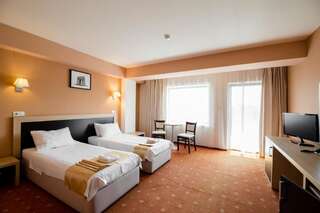 Отель Hotel Oxford Inns&Suites Тимишоара Двухместный номер бизнес-класса с 2 отдельными кроватями и балконом-10