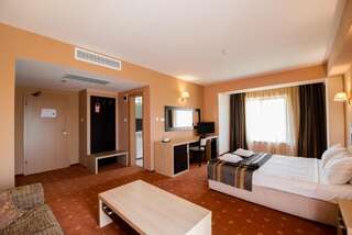 Отель Hotel Oxford Inns&Suites Тимишоара Двухместный номер бизнес-класса с 2 отдельными кроватями и балконом-1