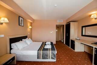 Отель Hotel Oxford Inns&Suites Тимишоара Номер бизнес-класса с кроватью размера «king-size»-2