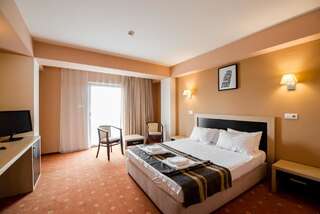 Отель Hotel Oxford Inns&Suites Тимишоара Номер бизнес-класса с кроватью размера «king-size»-3